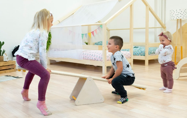 Montessori prolézačky do dětského pokoje – proč jsou důležité a jak na nich s dítětem trávit čas?