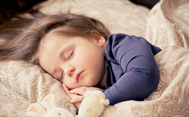Jak naučit své dítě spát samo a celou noc?
