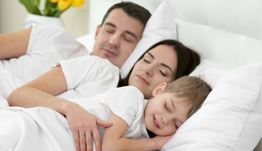 Trend Co-sleeping: Jak se připravit na společné spaní s dítětem?