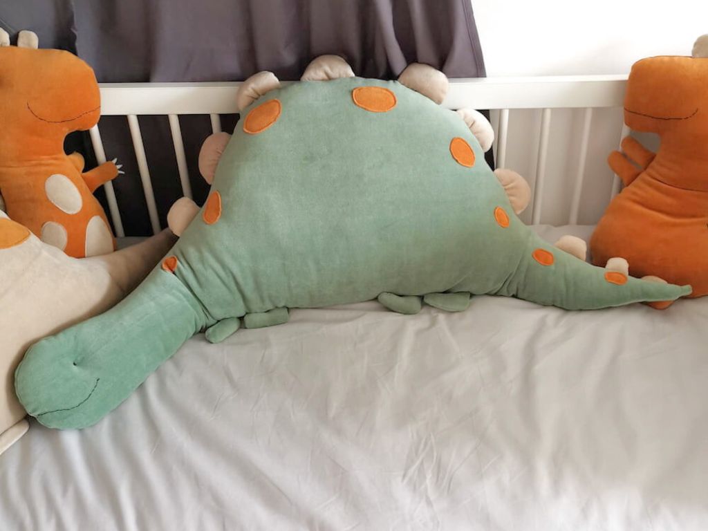 Levně Dětský plyšový polštář a ochranný mantinel 2v1 DINOSAURUS Zvolte barvu: Zelená