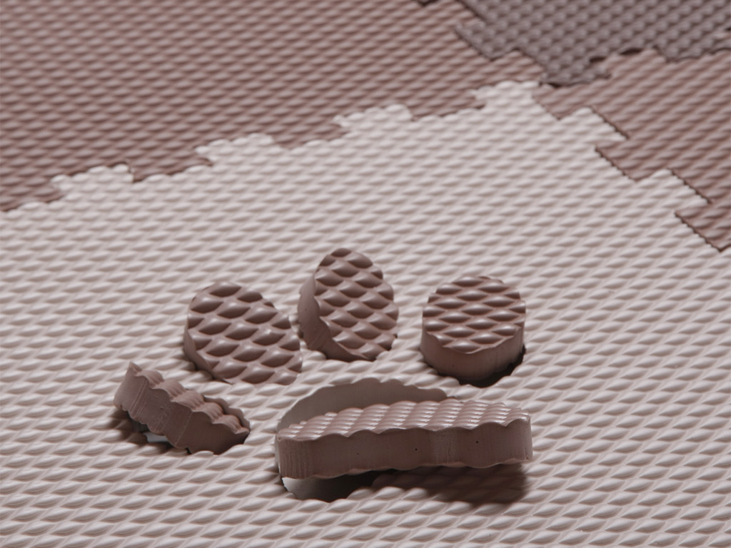 Pěnová puzzle podlaha 12 dílů TLAPKY A MEDVĚD do dětského pokoje (obrázek 6)