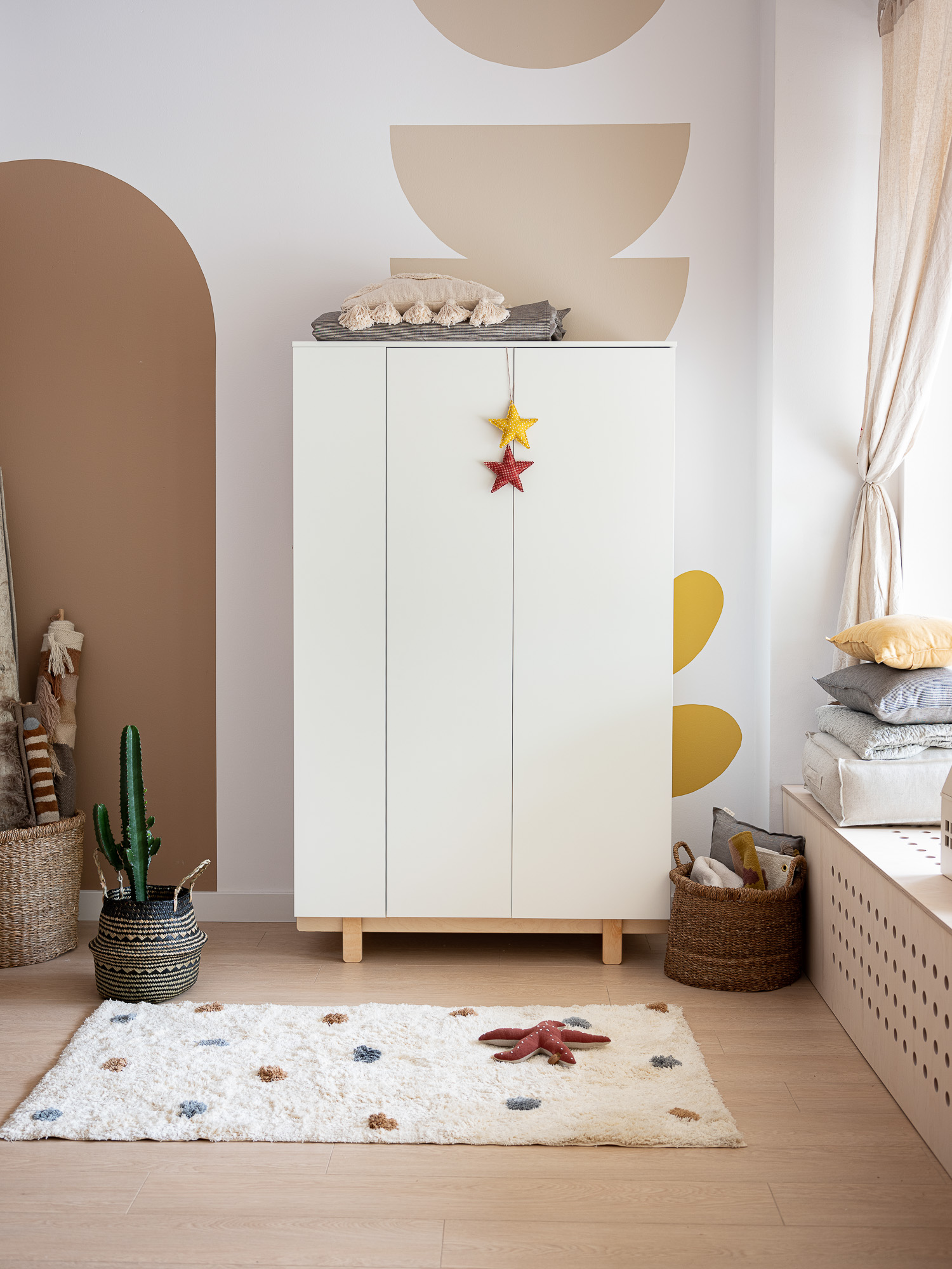 Designová šatní skříň s otevřeným regálem BASIC bílá (obrázek 9)