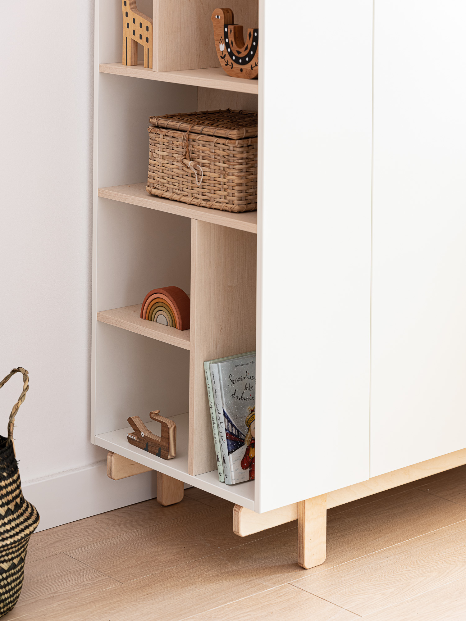 Designová šatní skříň s otevřeným regálem BASIC bílá (obrázek 10)