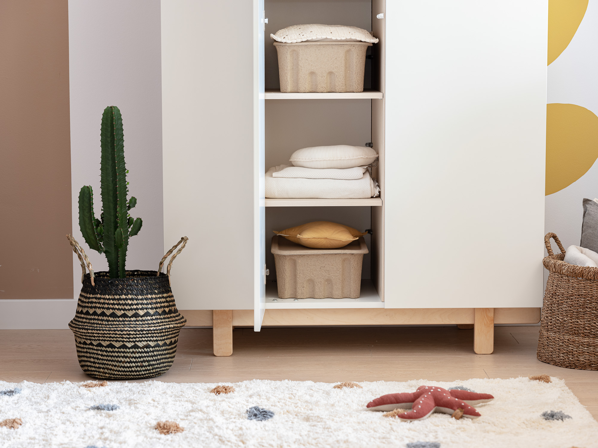 Designová šatní skříň s otevřeným regálem BASIC bílá (obrázek 7)