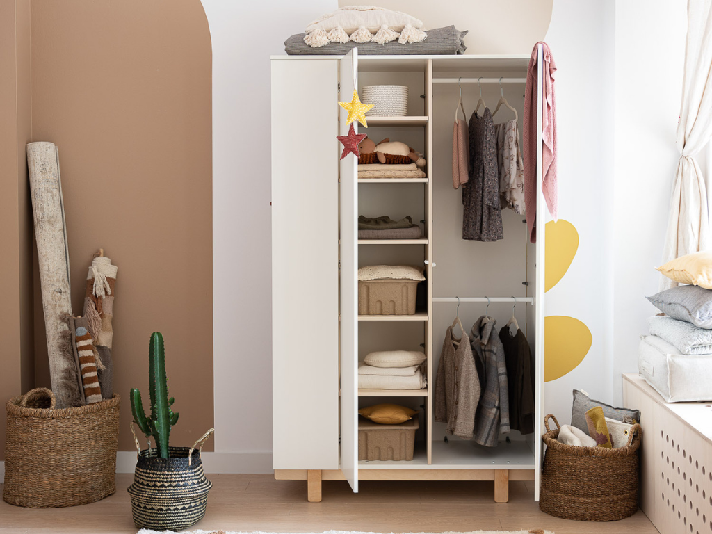Designová šatní skříň s otevřeným regálem BASIC bílá (obrázek 4)