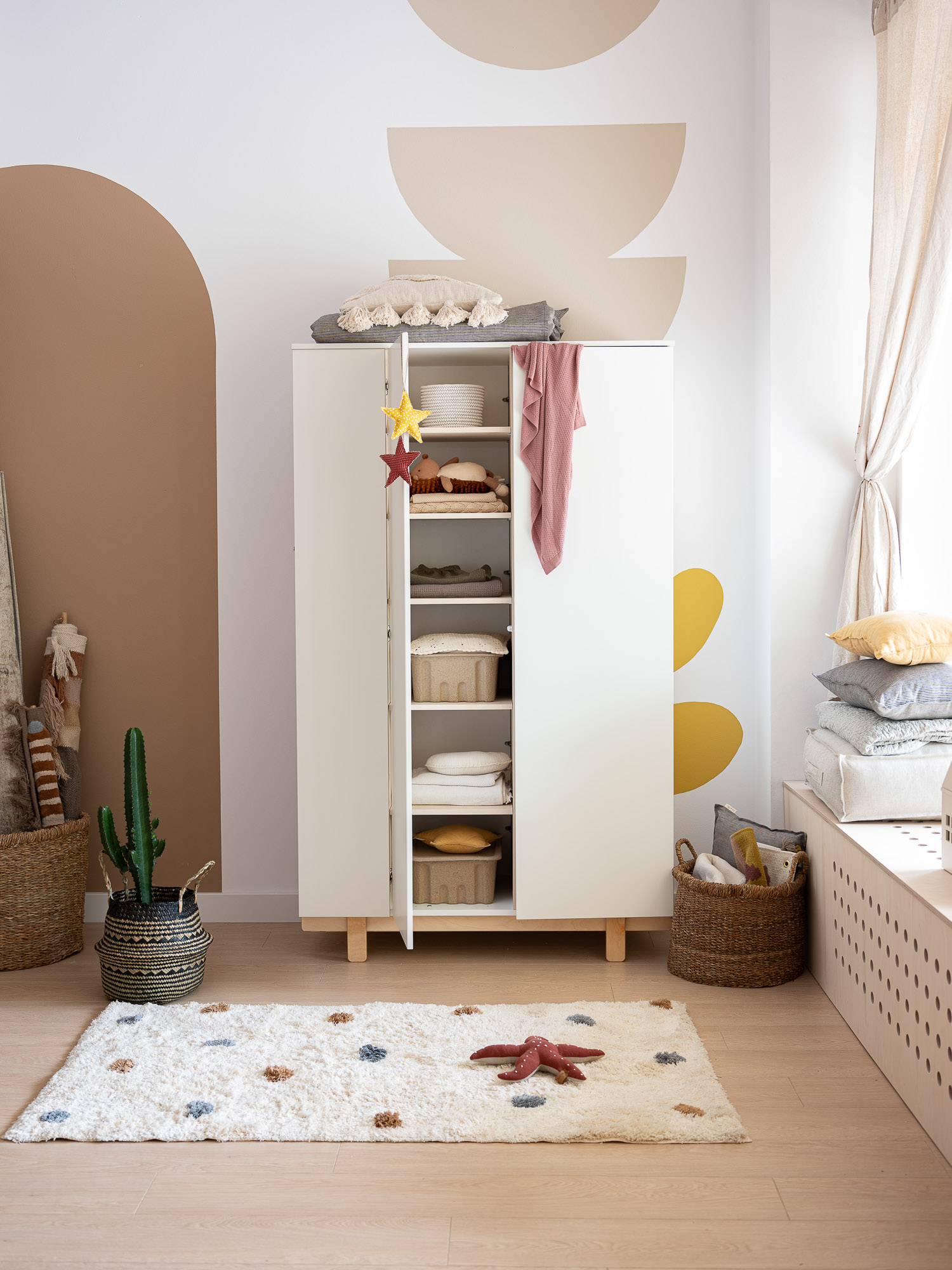 Designová šatní skříň s otevřeným regálem BASIC bílá (obrázek 8)