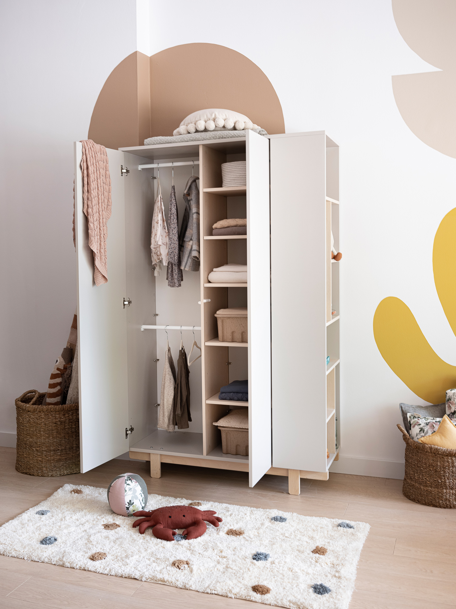 Šatní skříň s otevřeným regálem BASIC kašmírová (obrázek 6)