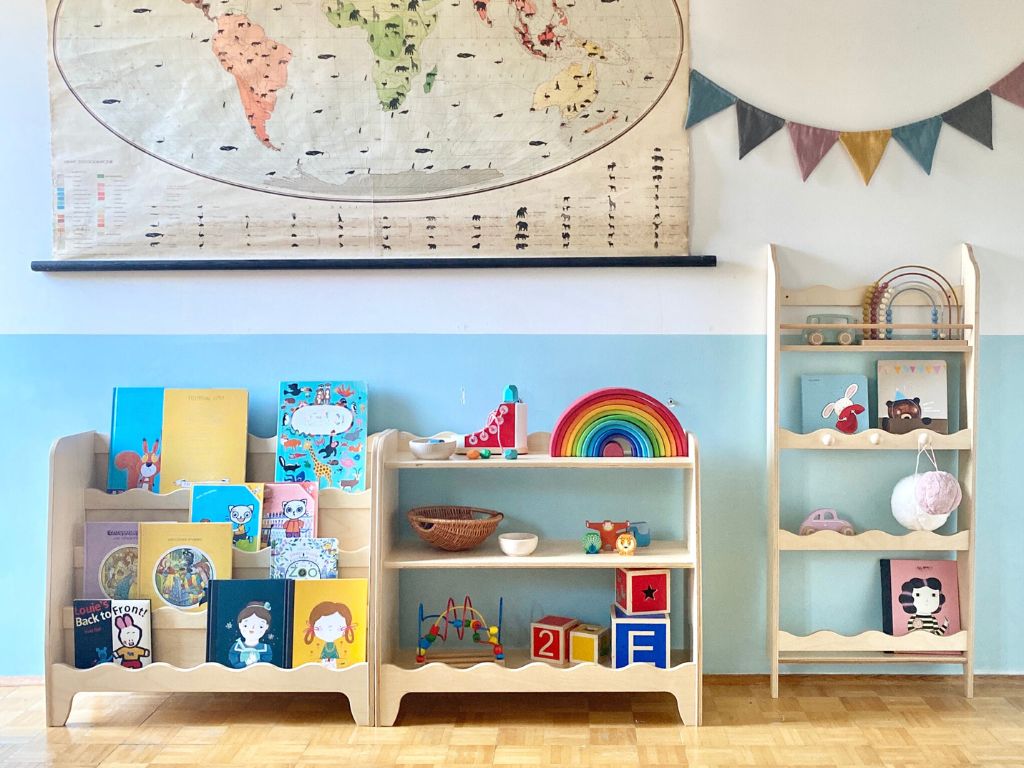 Dětský Montessori regál na knihy a hračky Zvolte barvu: Nelakovaná (obrázek 8)