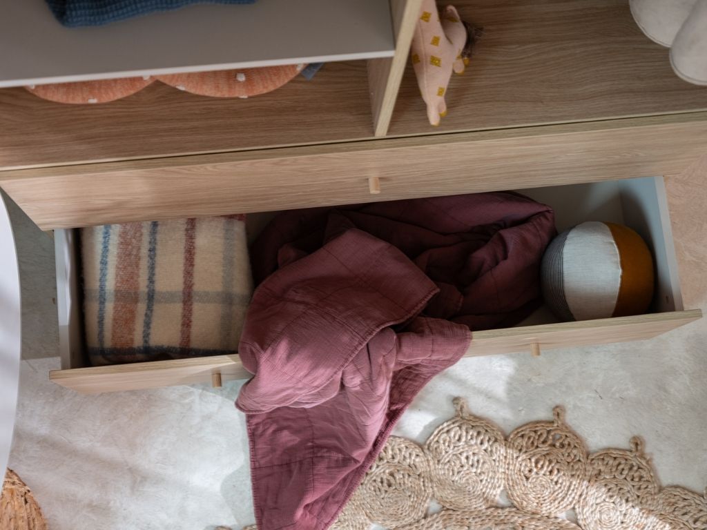 Vysoká šatní skříň s policemi, šatní tyčí a šuplíkem BLOOM (obrázek 4)