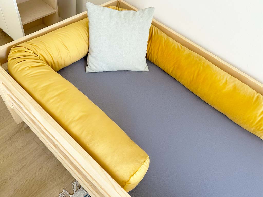 Levně Sametový mantinel do dětské postele ve tvaru válce Zvolte barvu: Hořčicová, Zvolte délku: 360 cm