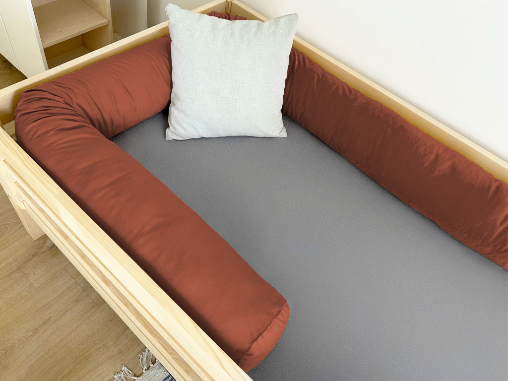 Levně Sametový mantinel do dětské postele ve tvaru válce Zvolte barvu: Cihlová, Zvolte délku: 360 cm