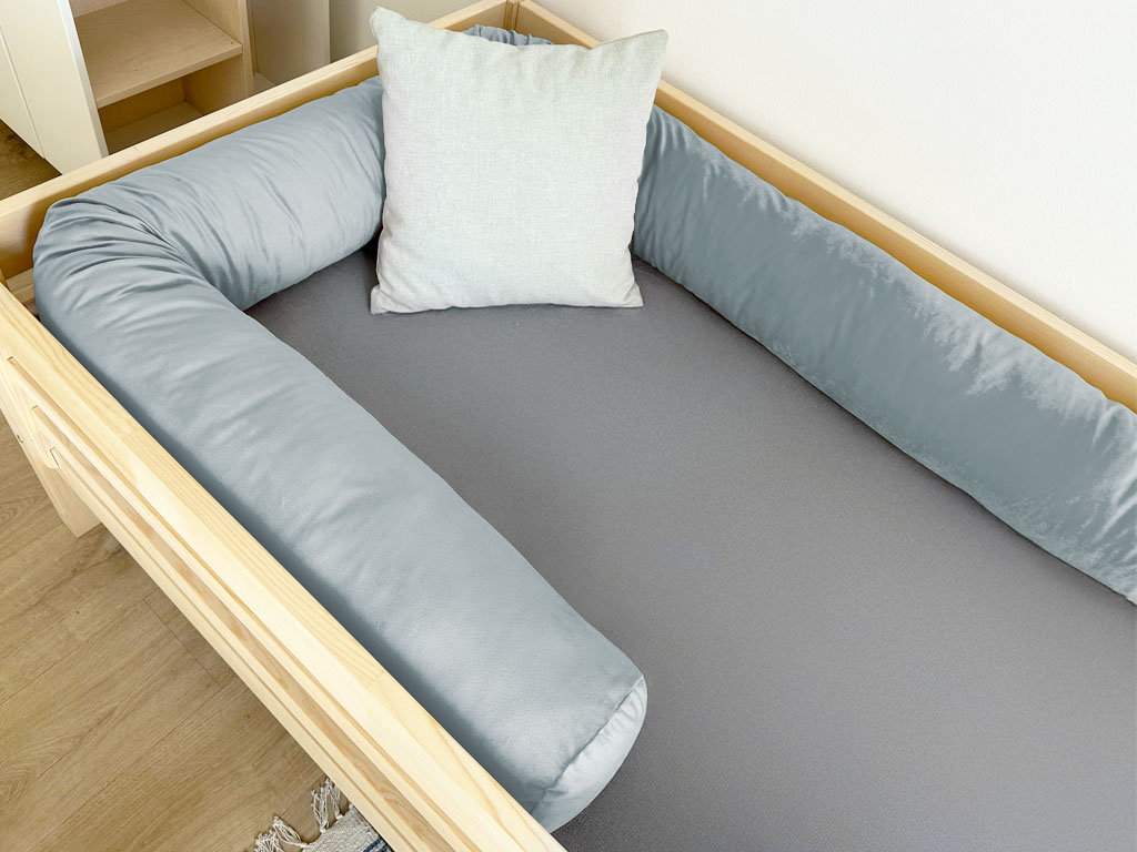Levně Sametový mantinel do dětské postele ve tvaru válce Zvolte barvu: Světle šedá, Zvolte délku: 360 cm