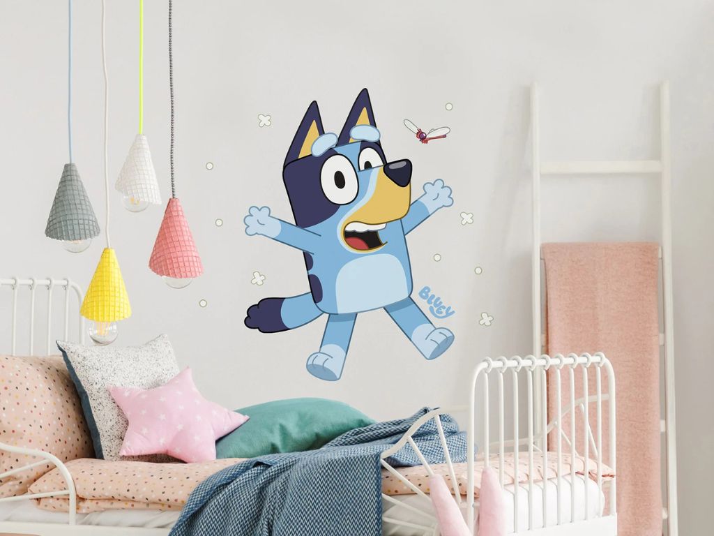 Levně Samolepka na zeď s motivem štěňátka BLUEY