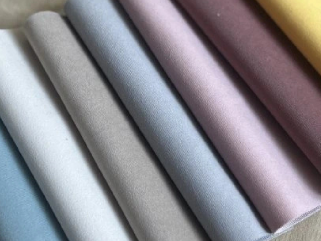 Čalouněný panel na zeď HORY z látky VELVET - levá strana Zvolte barvu: Krémová, Zvolte rozměr: 100x140 cm, Uchycení na zeď: Bez uchycení (možnost pou… (obrázek 5)