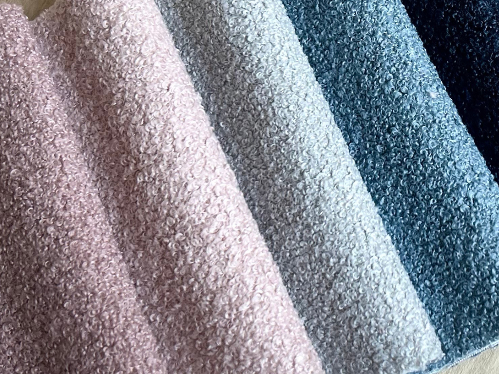 Nástěnný čalouněný panel BOUCLÉ ve tvaru oblouku Zvolte barvu: Olivová, Zvolte rozměr: 20x90 cm, Uchycení na zeď: Se samolepícím suchým zipem
